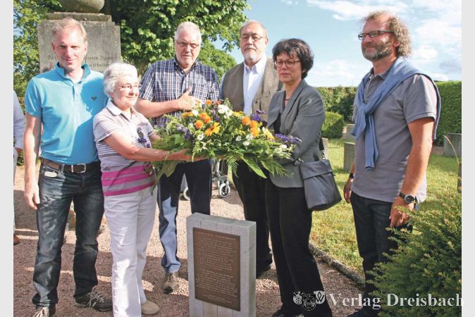 Ein Gedenkstein erinnert daran, dass schon einmal im Jahr 2007, damals auf Wunsch des verstorbenen Albert Killiner, auf dem Bischofsheimer Friedhof ein Kranz niedergelegt wurde, in Gedenken an die Kriegsgefallenen beider L&auml;nder. Nun wurde der Gedenkstein, der die Geschichte schildert, enth&uuml;llt und zu seinem Fu&szlig;e ein Gebinde niedergelegt.
(gus/Fotos: Steinacker)