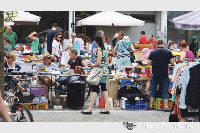 Der mit 50 Ständen recht große Flohmarkt prägt das Bild des Familienfestes „Leben auf dem Ballouplazt".
(gus/Fotos: Steinacker)