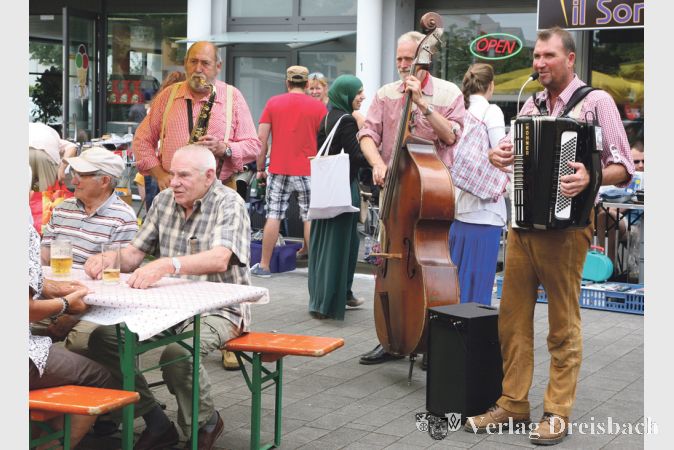 Die „Schlawiner“ sind der heimatlichen Region enger verbunden, als es auf den ersten Blick aussehen mag, denn sie kommen aus Trebur und waren beim Ballouplatzfest bei weitem nicht zum ersten Mal in der Mainspitze zu sehen.