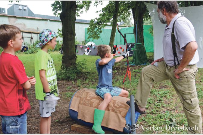 Auf der blauen Tonne &bdquo;reitend&ldquo; konnten sich die Ferienspielkinder in diesem Jahr bei der SG Okriftel auch im Reiterbogenschie&szlig;en &uuml;ben.