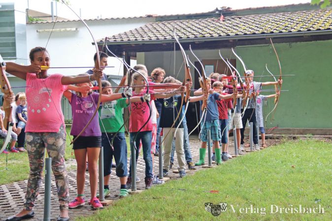 Eine imponierende &bdquo;Archers line&ldquo; bildeten die Ferienspielkinder zum Abschluss ihres Bogensch&uuml;tzenlagers bei der Sch&uuml;tzengesellschaft Okriftel.
(Fotos: A. Kreusch)