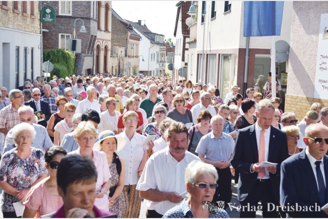 &nbsp;Zur Prozession durch die Stra&szlig;en der Stadt reihten sich mehr und mehr Gl&auml;ubige ein, schnell war die Tausender-Marke &uuml;berschritten.