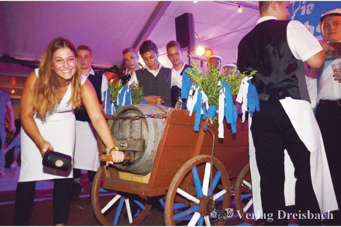 Bewies auch beim Apfelwein-Fassanstich ein gl&uuml;ckliches H&auml;ndchen: Die stellvertretende Ortsvorsteherin und ehemalige Weink&ouml;nigin Katharina Adam.