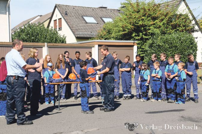 F&uuml;nf stolze Hattersheimer &bdquo;Feuerl&ouml;wen&ldquo; wurden beim Tag der Offenen T&uuml;r der Hattersheimer Feuerwehr feierlich in die Jugendabteilung aufgenommen.
(Fotos: A. Kreusch)