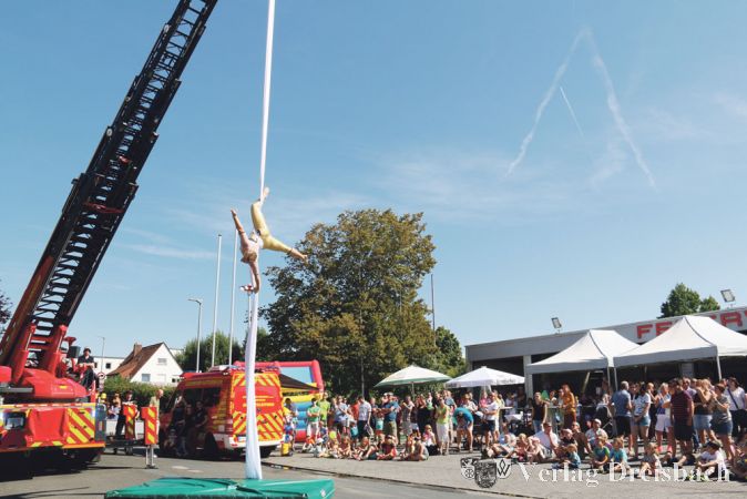 Eine akrobatische Attraktion konnten die G&auml;ste des Tages der Offenen T&uuml;r der Hattersheimer Freiwilligen Feuerwehr am Sonntag, 11. September, bewundern: die &bdquo;Aerialists Kriftel&ldquo; nutzten den hochgefahrenen Korb der neuen Drehleiter, um elegante Kunstst&uuml;cke an einem langen Stoffband vorzuf&uuml;hren.