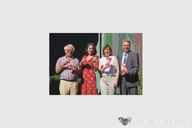 Neben dem neuen Vorstandsvorsitzenden der Stiftung &bdquo;hattersheim evangelisch&ldquo; Dietrich Muth (links) macht auch die neue Hattersheimer Pfarrerin Marlene Hering (2.v.l.), gerne &bdquo;Werbung&ldquo; f&uuml;r die gute Stiftungssache. Neben ihr Bettina M&uuml;tze und ganz rechts J&uuml;rgen von Glischinski.
(Foto: A. Kreusch)