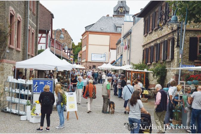 Gut besucht wurde der 16. T&ouml;pfermarkt der Keramikerinnung am Fu&szlig;e der Altstadt. Die Keramiker freuen sich &uuml;ber die Entwicklung zum Kauf von handwerklich gefertigten Unikaten.
(Foto: R. D&ouml;rh&ouml;fer)