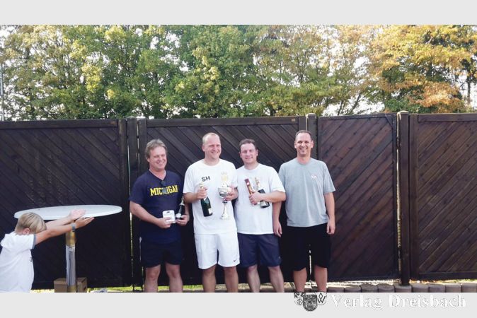 Vereinsmeisterschaft zum Saisonabschluss (v.l.): Volker Schneider, Sieger Stefan Hoitz, Finalist Michael Fotivec und Oliver Westius (Sportwart Tennisabteilung Germania Weilbach).
(Foto: privat)