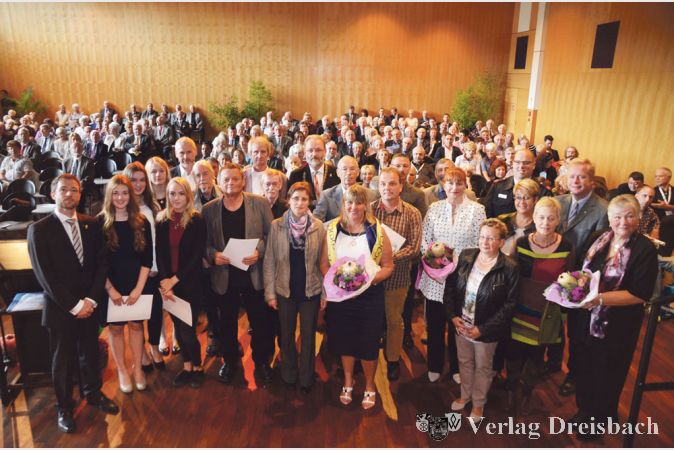 Zahlreiche B&uuml;rgerinnen und B&uuml;rger wurden im Rahmen des B&uuml;rgerempfanges ausgezeichnet. Auch die Schulbesten waren geladen.
(Fotos: R. D&ouml;rh&ouml;fer)