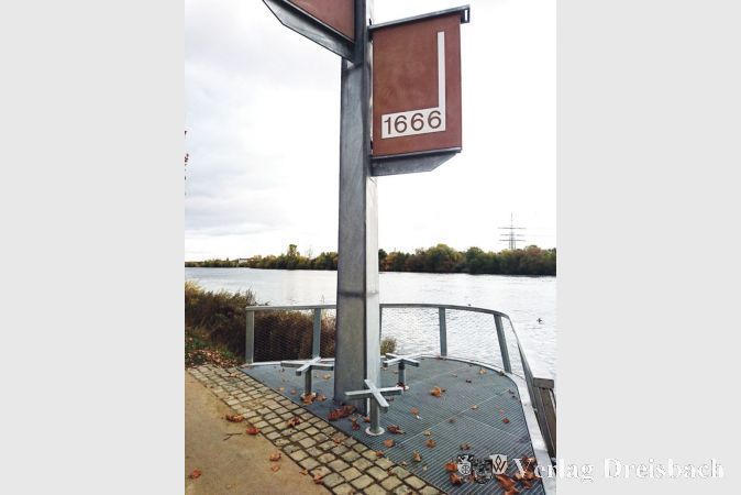 Die drei Metalkreuze lassen erahnen, wo bis vor wenigen Tagen noch die Bank der Erinnerungsstele Spazierg&auml;ngern eine Sitzgelegenheit bot. Momentan befindet sich diese in der leider notwendigen Reparatur.
(Foto: mpk)