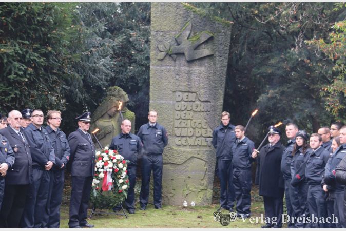 Die Freiwillige Feuerwehr Hattersheim hielt die Ehrenwache am Mahnmal auf dem Hattersheimer Friedhof.
(Fotos: A. Kreusch)