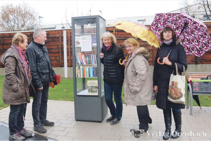Das Regenwetter hielt B&uuml;cherliebhaber am Freitag, 18. November, nicht davon ab, den ersten gro&szlig;en, &ouml;ffentlich zug&auml;nglichen B&uuml;cherschrank der Stadt Hattersheim mit verschiedenster Literatur zu f&uuml;llen.
(Foto: A. Kreusch)