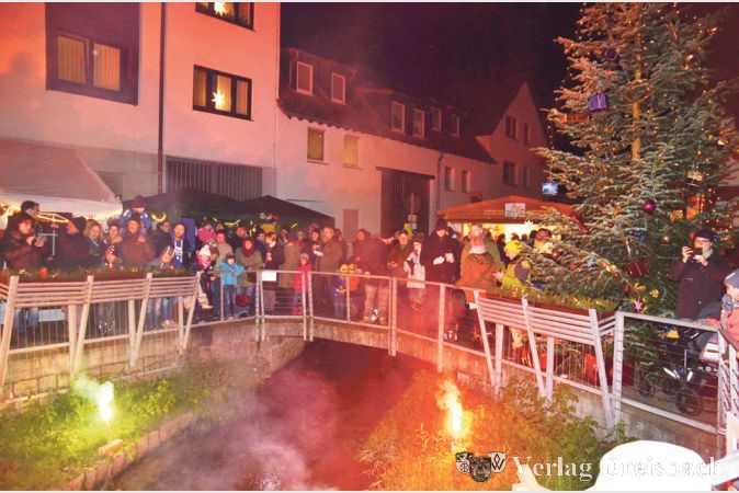 Die Besucher des Weihnachtsmarkts in Weilbach genossen die besondere Atmosph&auml;re rund um &bdquo;die Bach&ldquo;.
(Fotos: R. D&ouml;rh&ouml;fer)