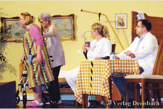 Ein verlorenes &bdquo;e&ldquo; im Vornamen der Auguste Engert sorgt daf&uuml;r, dass die neue Bewohnerin im Bischofsheimer Senioren-Park im Zimmer des Philipp Wolf landet. Irrungen und Wirrungen sind in dem St&uuml;ck der &bdquo;Babbel-B&uuml;hne&ldquo; unvermeidlich und gewollt
(Fotos: Engert)

&nbsp;
