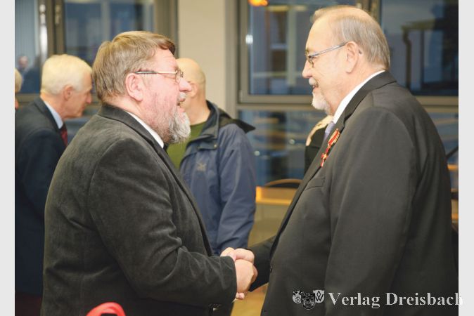 Vorg&auml;nger und Nachfolger, wie der inzwischen wieder abgel&ouml;ste Vorsitzende der Gemeindevertretung, Hans J&uuml;rgen Kraft, wohnten der Zeremonie bei und gratulierten.