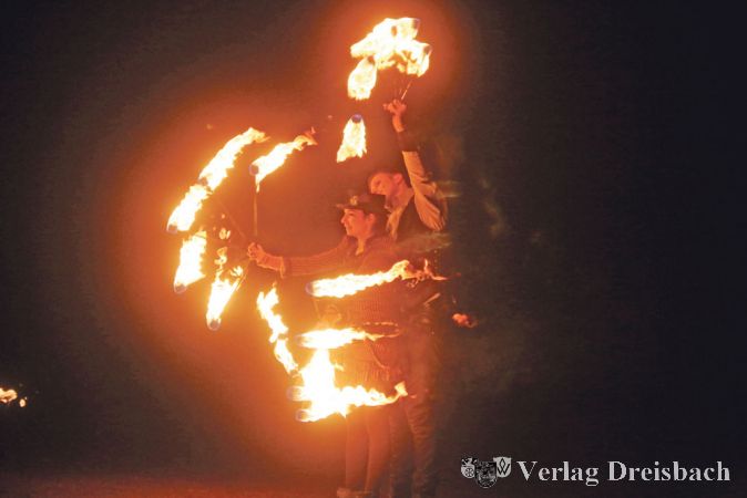 Nelly Ackermann und Elias Fehr von &bdquo;pYr-art&ldquo; aus Mainz beeindruckten die Zuschauer mit einer tollen &bdquo;Feuershow&quot;.
(Fotos: A. Kreusch)
