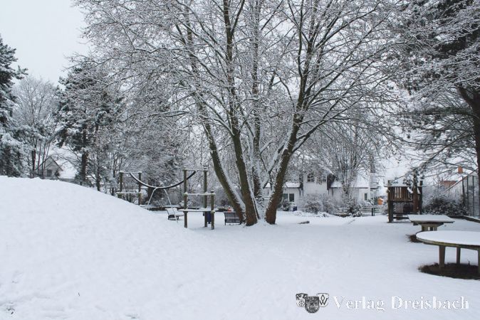 Wer hat Lust auf eine Schneeballschlacht? Auch im Winter ein idealer Platz zum Toben &ndash; der Spielplatz an der Berliner Stra&szlig;e.