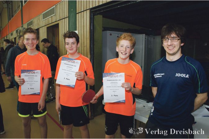 Timo G&auml;rtner, Tobias Specht, Jonas Siebert und Kreissch&uuml;lerwart Kai B&ouml;sch (v.l.) freuten sich &uuml;ber das gute Abschneiden der Hattersheimer Tischtennis-Akteure beim Kreispokalfinale.
(Foto: privat)