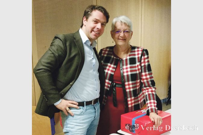 Austausch von Geschenken: Die B&uuml;rgermeister Thies Puttnins-von Trotha und Mich&egrave;le Gressus beim ersten Treffen in Bouguenais.