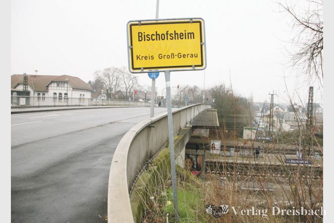 Um nach Bischofsheim zu kommen, gibt es in wenigen Wochen aus Richtung Gustavsburg eine Option weniger. Statt &uuml;ber die Rampenauffahrt von der B43 m&uuml;ssen die Autofahrer bis Oktober den Alternativweg &uuml;ber die vorige Abfahrt zur L3482 nehmen, sprich &uuml;ber die Mainzer Stra&szlig;e. Das macht rund f&uuml;nf Minuten l&auml;ngere Fahrtzeit aus, hat Hessen Mobil errechnet.