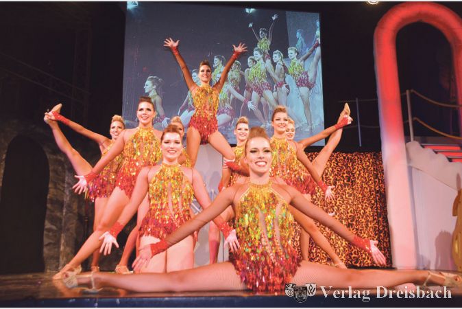 Das FCV-Ballett &bdquo;Cassiopeia&ldquo; zeigte sich, nachdem es seine Knastanz&uuml;ge abgelegt hatte, von seiner attraktiven Seite.
(Fotos: R. D&ouml;rh&ouml;fer)