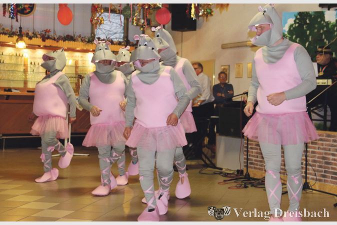 Als grazi&ouml;s tanzende Nilpferde erfreut das M&auml;nnerballett &bdquo;Crazy Dancers&ldquo; des Liederkranz-Eintracht Eddersheim in dieser Fastnachtskampagne seine Fans.
(Fotos: A. Kreusch)

&nbsp;