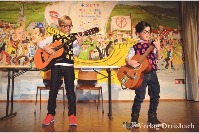 Luca Pavone und Simon Schleidt steckt die Fassenacht in den Genen &ndash; sie griffen zur Gitarre und kl&auml;rten die sich k&ouml;stlich am&uuml;sierende Narrenschar &uuml;ber das anstrengende Sch&uuml;lerleben von heute auf.