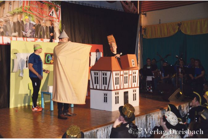 Anmerkungen zum Ortsgeschehen aus anderer Warte &ndash; &bdquo;Mainstein&ldquo; holte neben dem gleichnamigen Bauwerk auch die leerstehende Gallusstubb auf die B&uuml;hne und lie&szlig; beide zu Wort kommen.