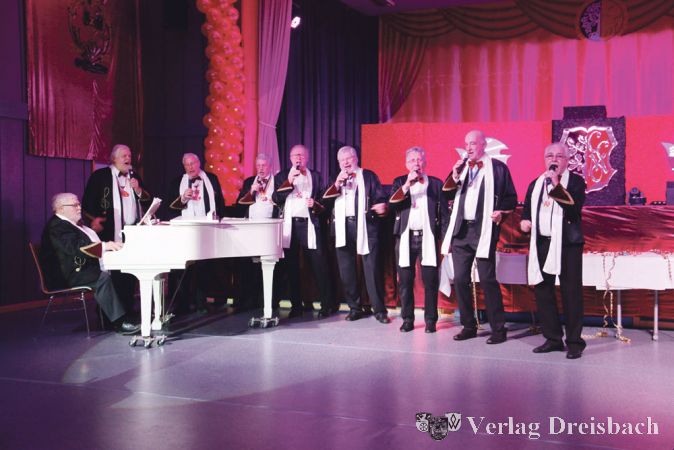 So kennt man Gerhard Neudert am Klavier und so hört man ihn und seine Jungs von „Haste Töne“ überall in Hattersheim gerne: Bei ihren Stimmungsliedern wird immer wieder gerne mitgeschunkelt.
(Fotos: A. Kreusch)