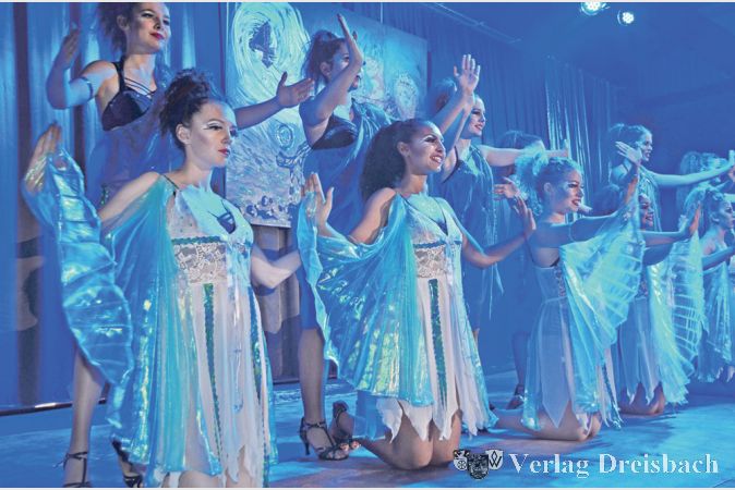 Eine fulminante Show der vier Elemente zeigte die gro&szlig;e Musical-Gruppe.