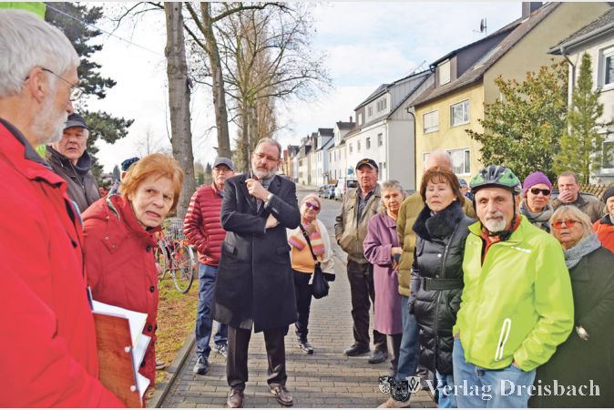 Da standen sie noch: Am Freitagvormittag, 17. Februar, diskutierte B&uuml;rgermeister Michael Antenbrink vor Ort mit den Gegnern der Baumf&auml;llma&szlig;nahme.
(Foto: privat)
