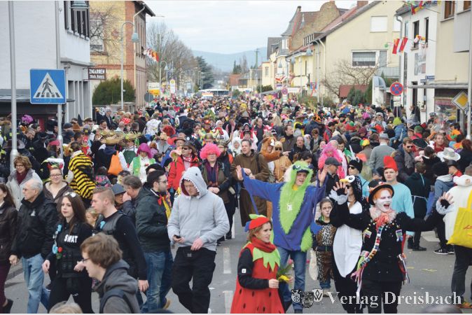 Rund 30.000 Zuschauern besuchten am Fastnachtssonntag bei fr&uuml;hlingshaften Temperaturen den Fl&ouml;rsheimer Fastnachtszug. Der n&auml;rrische Lindwurm hatte in diesem Jahr 151 Zugnummern und wurde von 12 Musikapellen begleitet.