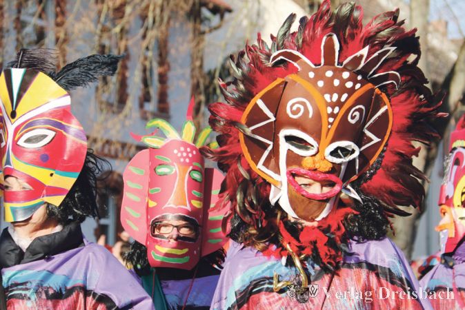 Für ihre fantasievollen Kostüme bekannt: Die Chorgemeinschaft Hattersheim begeisterte die Zuschauer mit ihren tollen afrikanischen Masken.
(Foto: A. Kreusch)