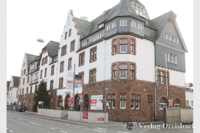 Der &bdquo;Schwedenhof&ldquo; an der Darmst&auml;dter Landstra&szlig;e ist ein pr&auml;gnantes Geb&auml;ude in Gustavsburg, das unter Denkmalschutz steht. Ob es sich als Standort eines &bdquo;B&uuml;rgersaals&ldquo; eignet, soll nun gepr&uuml;ft werden.
(gus/Fotos: Steinacker)

&nbsp;
