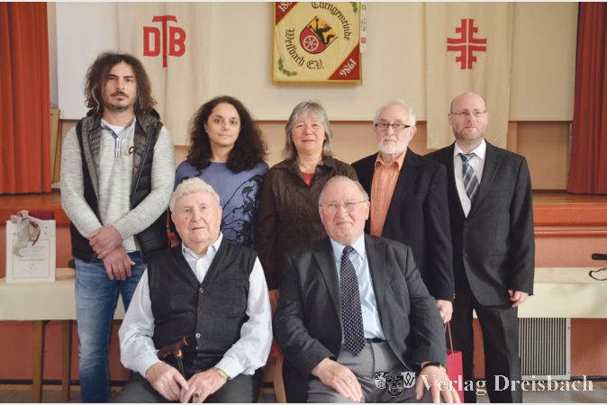 Die Jubilare der Turngemeinde Weilbach: Josef Bayer und Josef Schneider (vordere Reihe, v.l.), Wolfram Benisch, Marion Lederer, C&auml;cilia Habicht, Heinz Schroeder und Vorsitzender Gerald Benisch (hintere Reihe, v.l.).
(Foto: R. D&ouml;rh&ouml;fer)