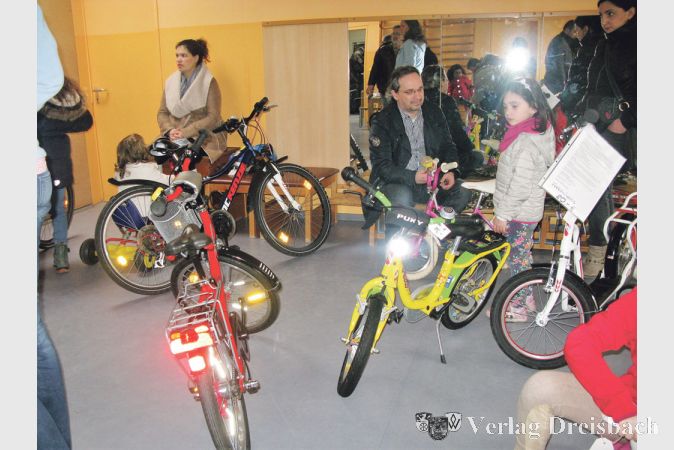 Rechtzeitig vor Ort sein, das ist empfehlenswert beim Fahrradflohmarkt der Kita Birkenweg, denn die besten St&uuml;cke finden sofort Abnehmer.
(Foto: Engert)