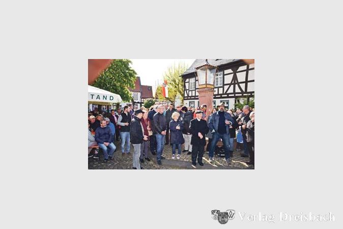 Zahlreiche G&auml;ste s&auml;umten trotz k&uuml;hler Temperaturen die Kr&ouml;nungsfeier der neuen Wickerer Weinmajest&auml;ten.

&nbsp;