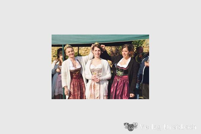 Jennifer Flick (rechts) dankte als Weink&ouml;nigin ab und reichte ihre Krone an Marie Langer (links) weiter. Als neue Weinprinzessin fungiert Madeleine Venino (Mitte).
(Fotos: R. D&ouml;rh&ouml;fer)

&nbsp;