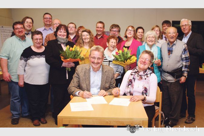 Strahlende Gesichter allenthalben: Die Gründungsunterlagen für die Bürgerstiftung wurden vom Jutta Westhäuser und Richard von Neumann unterzeichnet und gehen nun an das Regierungspräsidium zur Genehmigung.
(gus/Foto: Steinacker)