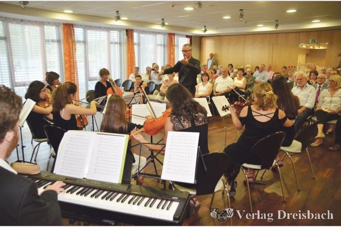 Eine elfköpfige Musikschulgruppe aus Pérols unterhielt am Samstagabend die Mitglieder der Freundeskreise in der Stadthalle mit einem kleinen Konzert. Die offizielle Jubiläumsfeier war aufgrund der Absage der städtischen Delegation aus Pérols abgesagt worden.