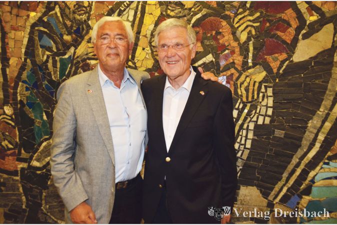 Eine 25-jährige Freundschaft verbindet die beiden Altbürgermeister Dieter Wolf und Christian Valette, die einst den Partnerschaftsvertrag unterzeichneten. Heute tauschen sich die Großväter hinsichtlich ihrer Enkel gerne über Neuigkeiten aus und zücken Fotoalben.
(Fotos: R. Dörhöfer)
