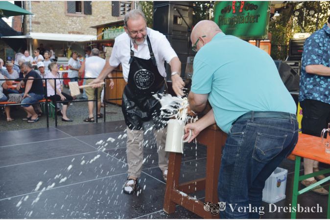 Bis das Freibier des Jubil&auml;umssommerfestes im Glas landete, brauchte B&uuml;rgermeister Michael Antenbrink Geduld. Der Fassbieranstich entpuppte sich als spritzige Angelegenheit.
(Fotos: R. D&ouml;rh&ouml;fer)