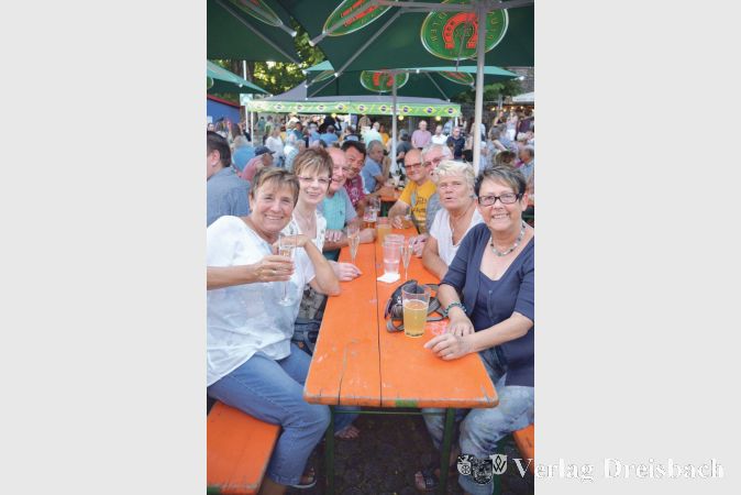 Gut gelaunt und bei besten Wetterbedingungen verlebten die Fl&ouml;rsheimer das 50. Sommerfest.