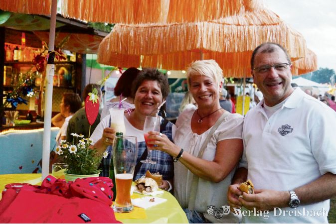 Ein Prosit auf die Gem&uuml;tlichkeit: Burgfestbesucher lassen es sich am Samstagabend bei einem k&uuml;hlen Getr&auml;nk gutgehen, wie einige Tausend weitere Besucher des Vereinsfestes auf der Ochsenwiese.
(Foto: G&ouml;ssl)

&nbsp;