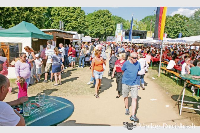 Die G&auml;nge gut gef&uuml;llt, die Buden belagert: Auch noch am Abschlusstag am Montag sorgte das optimale Wetter f&uuml;r gro&szlig;en Zuspruch durch Besucher des Festes.
(gus/Foto: Steinacker)