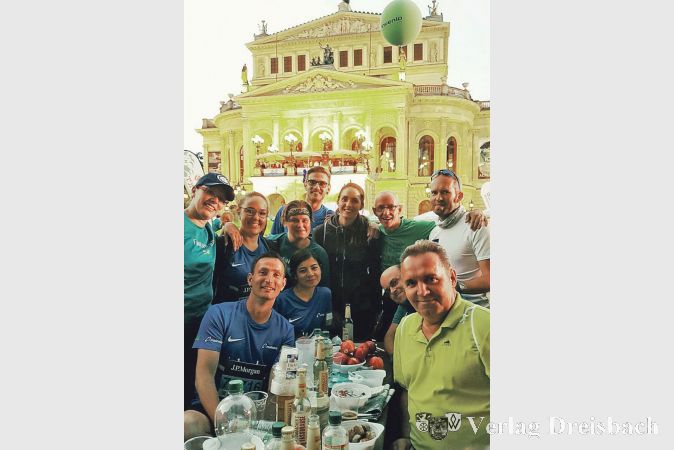 Gem&uuml;tliches Picknick vor der Alten Oper: Die L&auml;uferinnen und L&auml;ufer der Fl&ouml;rsheimer Stadtverwaltung nach dem Team-Stra&szlig;enlauf.
(Foto: Pressestelle Stadt Fl&ouml;rsheim am Main)