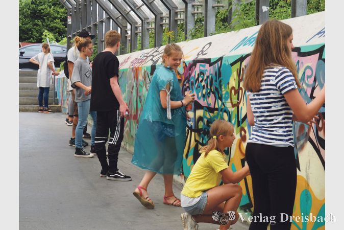 Konzentriert und kreativ machten sich die Jugendlichen an die künstlerische Arbeit.
(Foto: Petra Pfeffermann, Stadt Hochheim am Main)