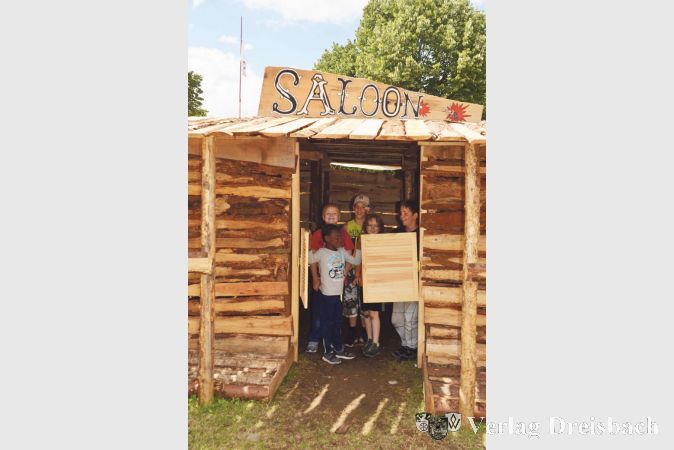 Langeweile Fehlanzeige: Bei den Ferienspielen waren der Kreativit&auml;t keinerlei Grenzen gesetzt. Auch der gemeinsam gezimmerte Saloon forderte die Fantasie der Kinder.