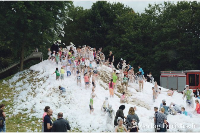 Schaummonster in H&uuml;ttenbach. Die 42. Ferienspiele gingen am Samstagnachmittag zu Ende.
(Fotos: R D&ouml;rh&ouml;fer)