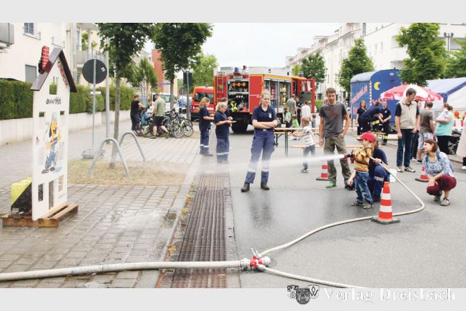 Die Jugendfeuerwehr ist fester Bestandteil des Festes und lud die Kinder wieder zu Spielen rund um das Thema Wasser und L&ouml;schen ein.